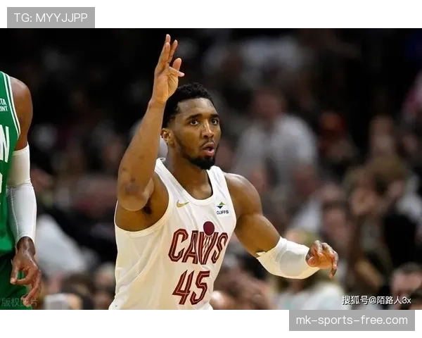 多诺万·米切尔突破拉开防守 与利拉德挡拆配合效率提升显著